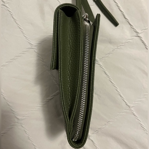Matt & Nat Vegan Crossbody Wallet - Picture 3 of 4